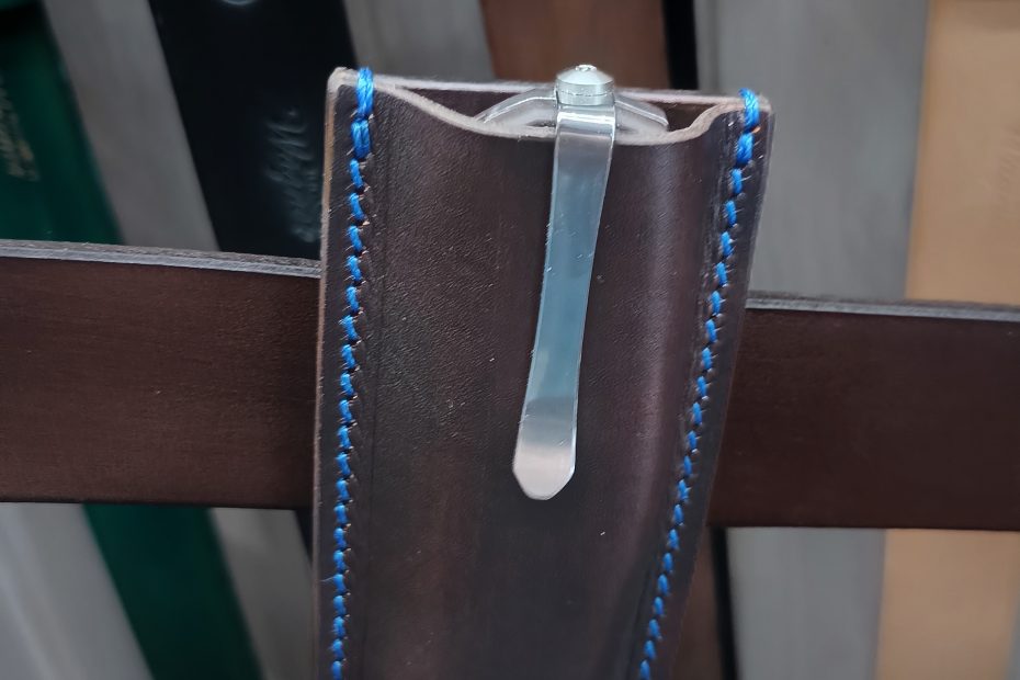 Övre fűzhető bőr bicskatok kék kézi öltéssel, klipszes bicskához, barna bőrövön